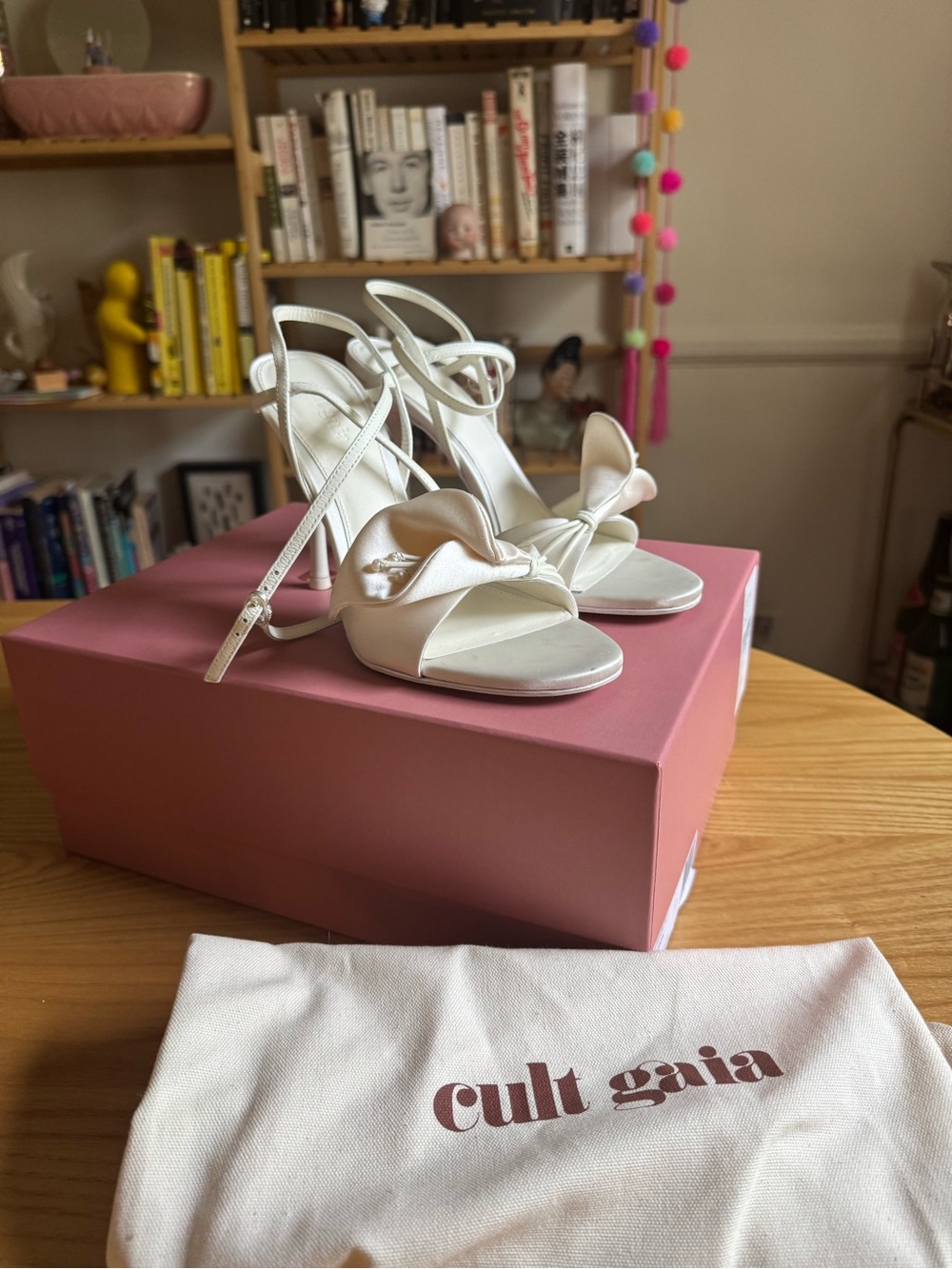 GORGEOUS BRIDAL Cult Gaia White Satin Cala Lilly Pearl Strappy Heels - Picture 6 of 9